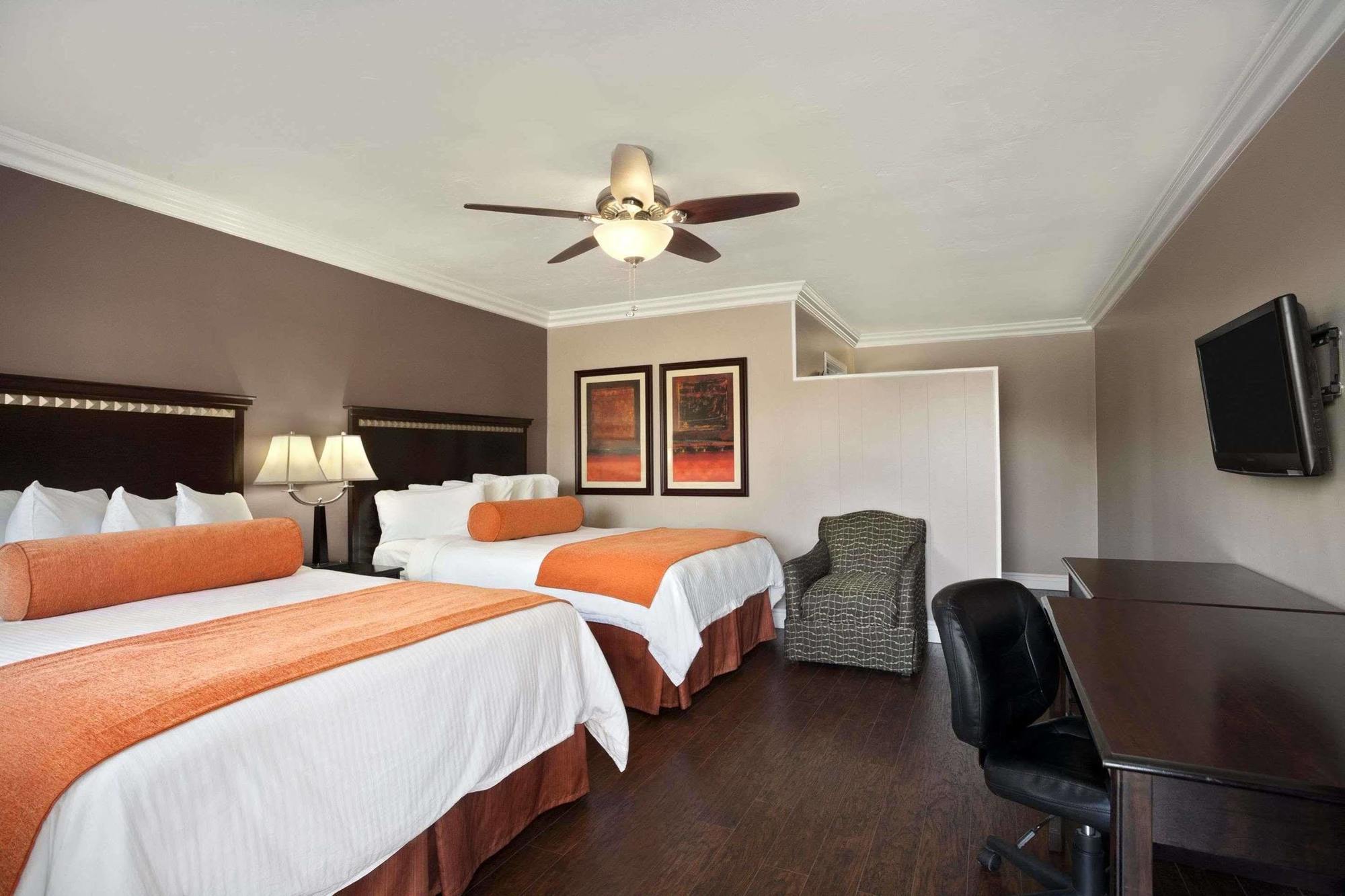 Travelodge By Wyndham Santa Maria Экстерьер фото